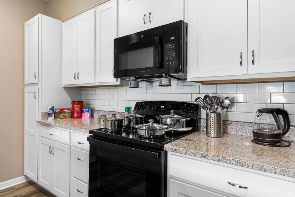 Elegant 1Br/1Ba Condo With Pool, Gym And Laundry เมลเบิร์น ภายนอก รูปภาพ