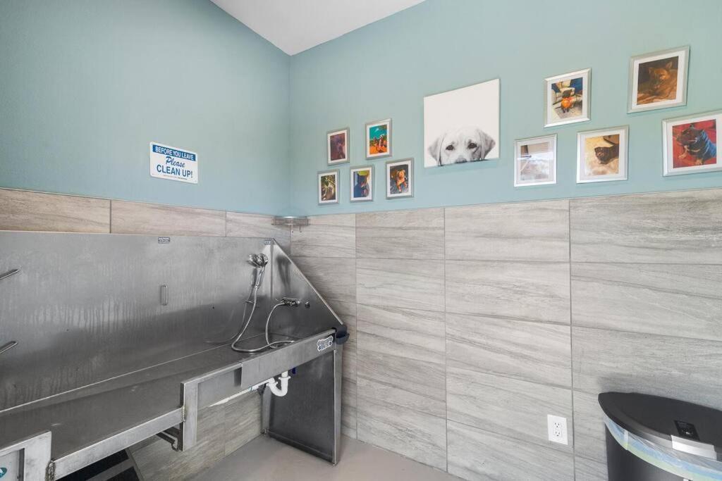 Elegant 1Br/1Ba Condo With Pool, Gym And Laundry เมลเบิร์น ภายนอก รูปภาพ