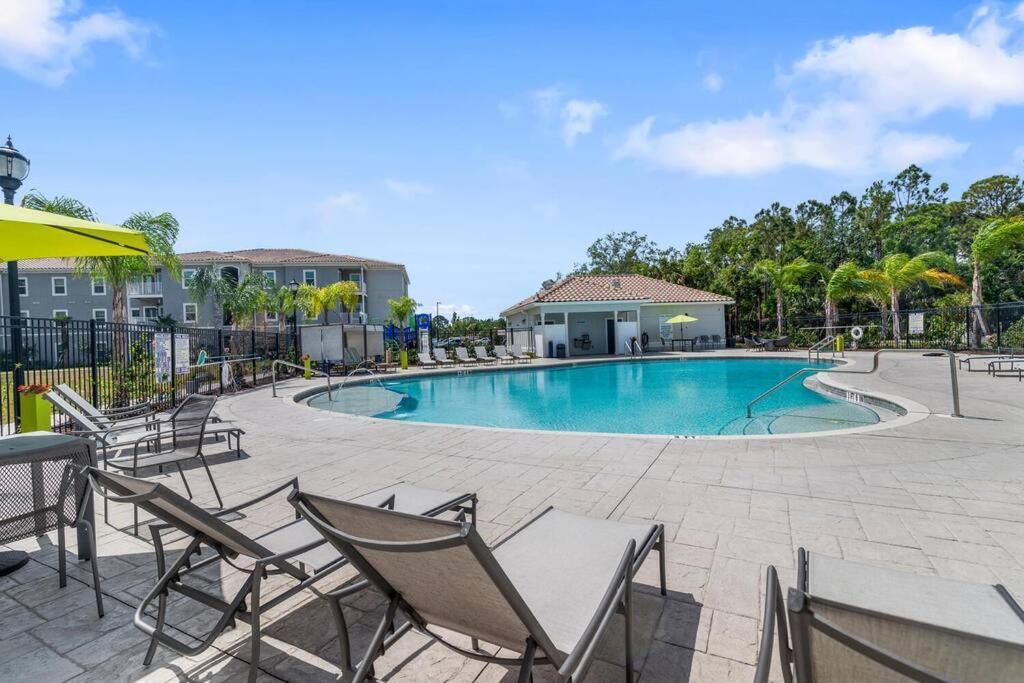 Elegant 1Br/1Ba Condo With Pool, Gym And Laundry เมลเบิร์น ภายนอก รูปภาพ